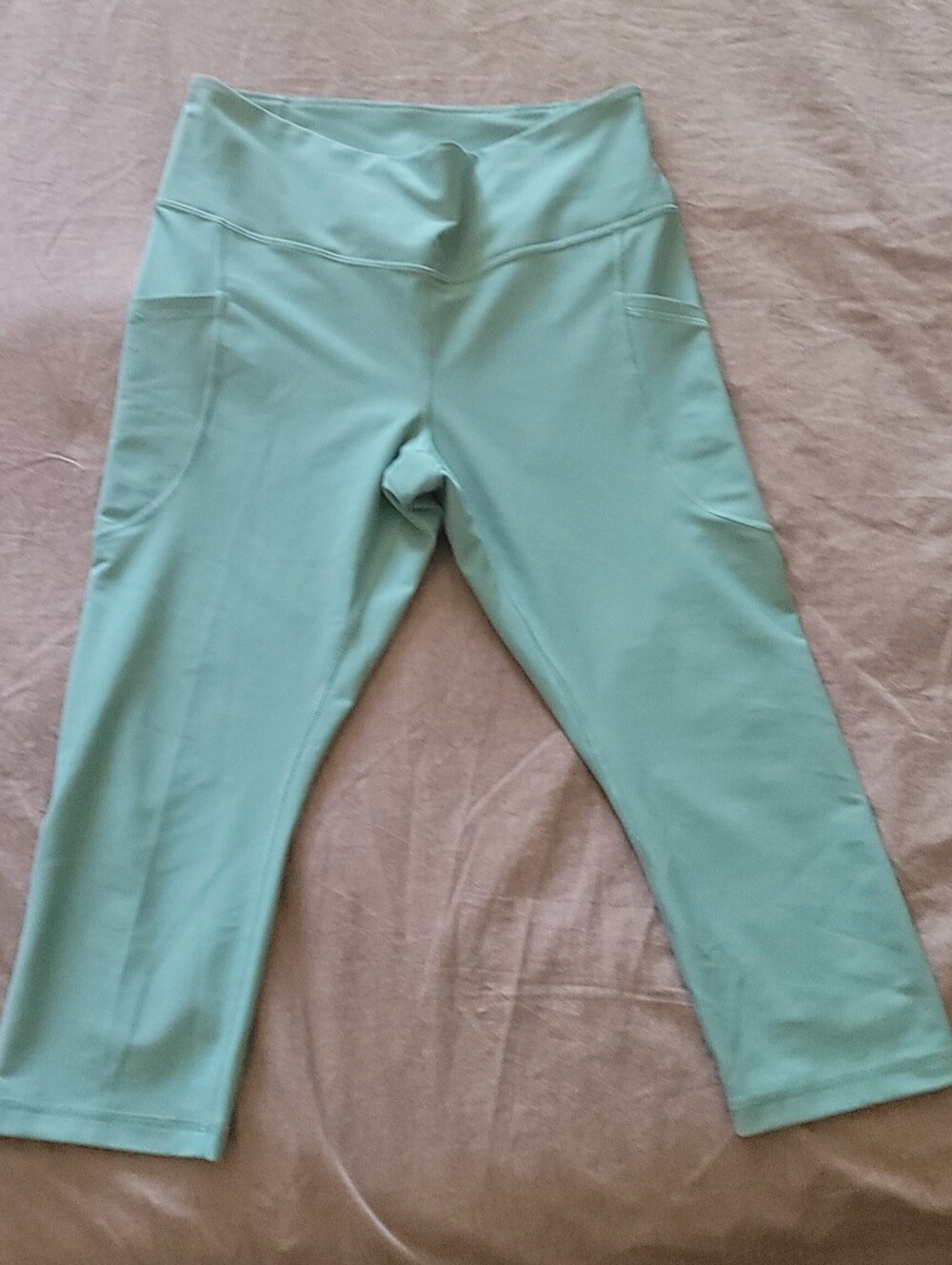 Old Navy Women's Light Mint Capri Leggings with Side Pockets
